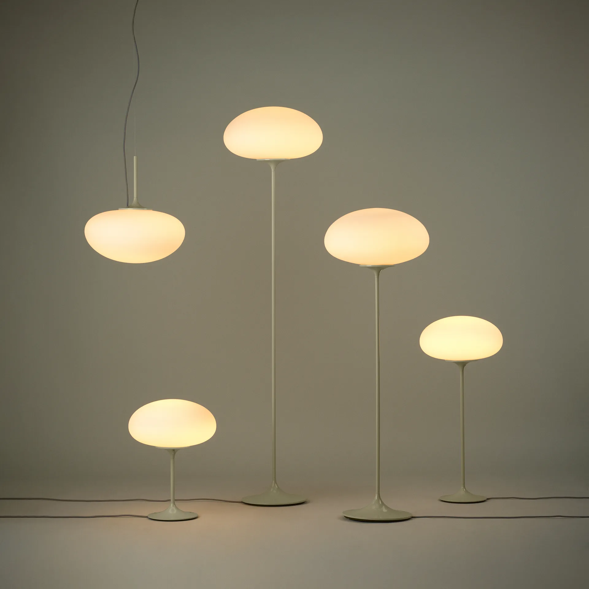 Lampada da pavimento Stemlite, 150 cm, Pebble grey (grigio) GUBI