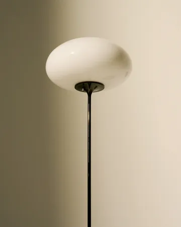 Lampada da pavimento Stemlite - Black chrome-opalglas, 150 cm - GUBI