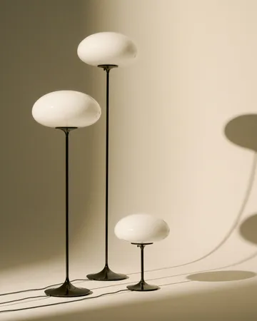 Lampada da pavimento Stemlite - Black chrome-opalglas, 150 cm - GUBI