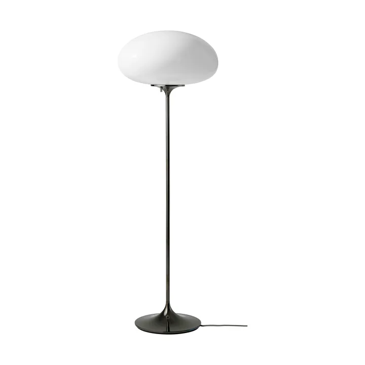 Lampada da pavimento Stemlite - Cromo nero-opalglas, 110 cm - GUBI