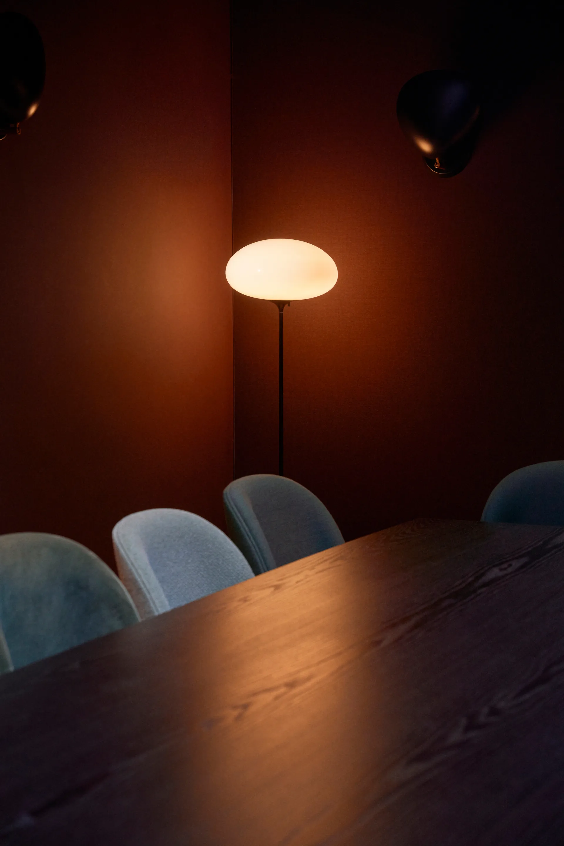 Lampada da pavimento Stemlite, Cromo nero-opalglas, 110 cm GUBI