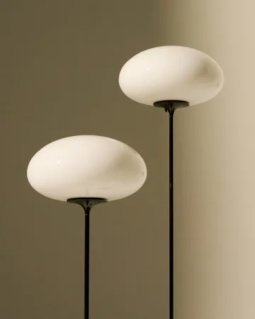 Lampada da pavimento Stemlite - Pebble grey-opalglas, 150 cm - GUBI