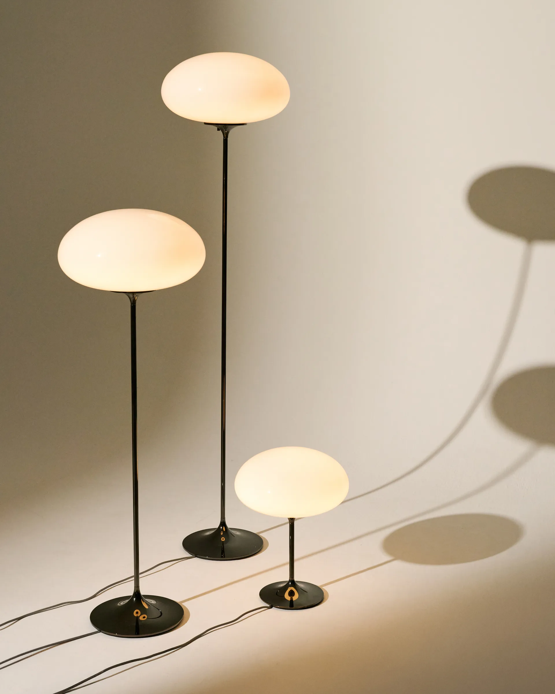 Lampada da pavimento Stemlite, Pebble grey-opalglas, 150 cm GUBI