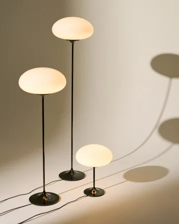 Lampada da pavimento Stemlite - Pebble grey-opalglas, 150 cm - GUBI