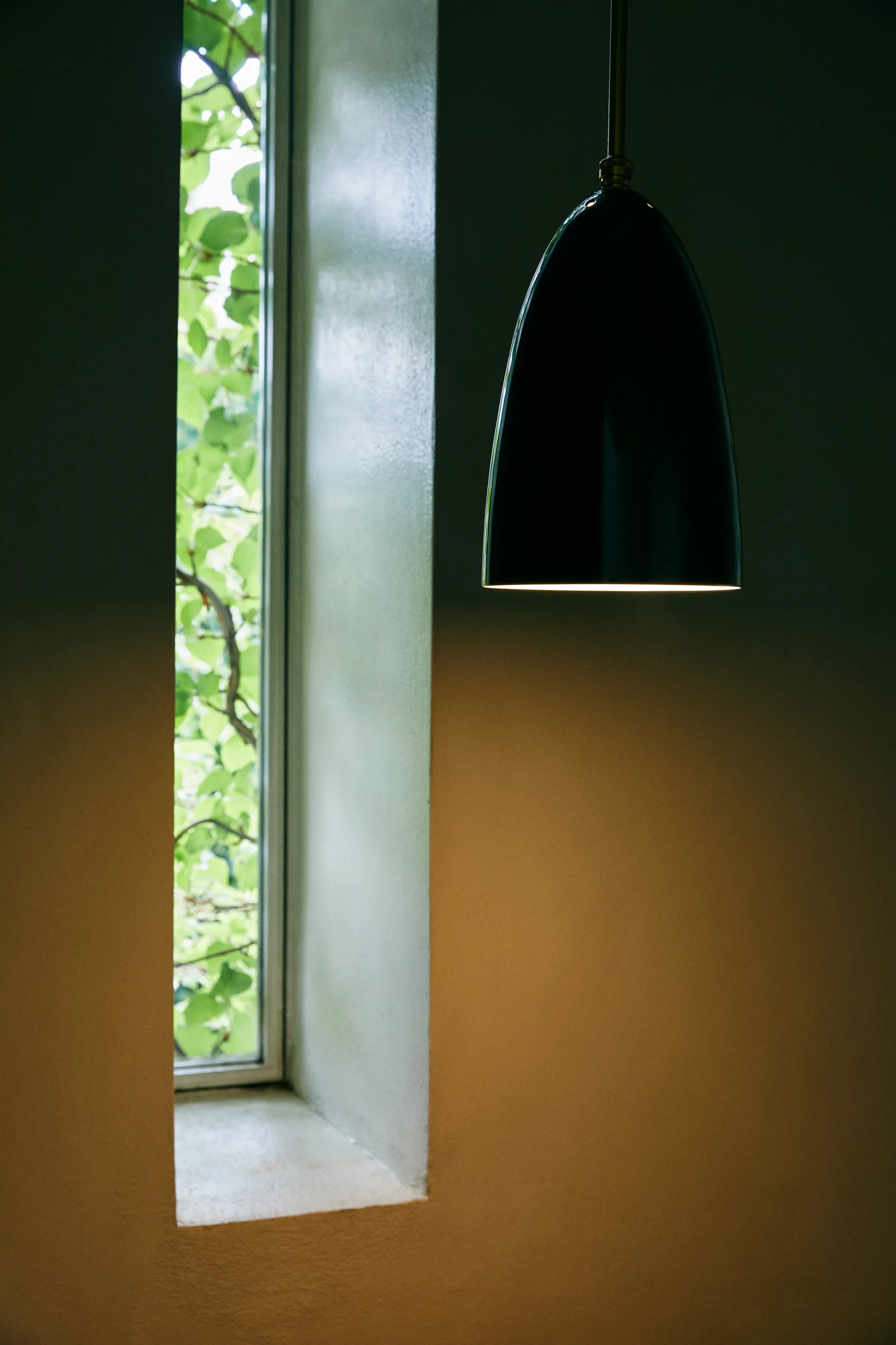 Lampada da soffitto Gräshoppa lucida, Black-brass GUBI