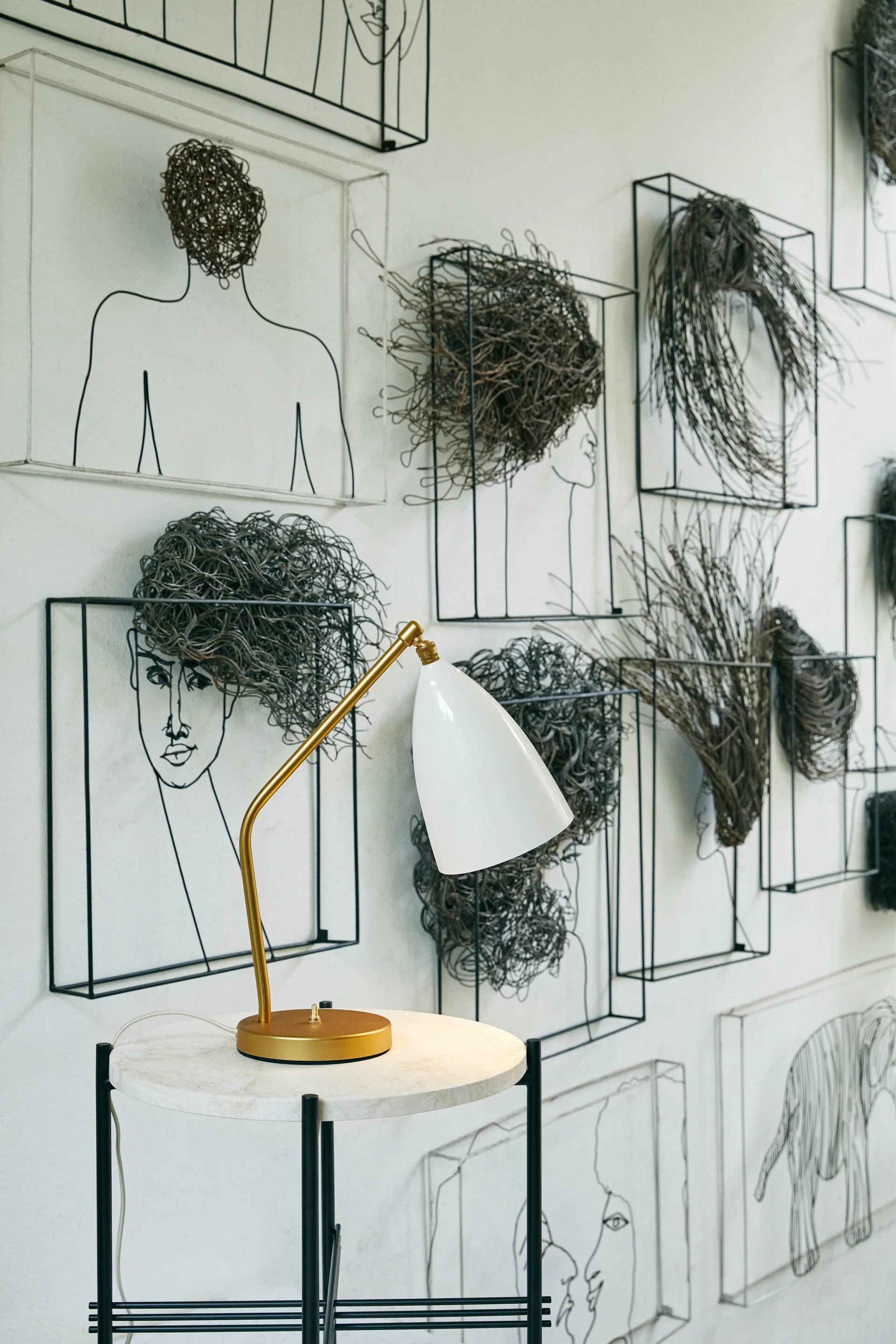 Lampada da tavolo Gräshoppa lucida, Alabaster white-brass GUBI