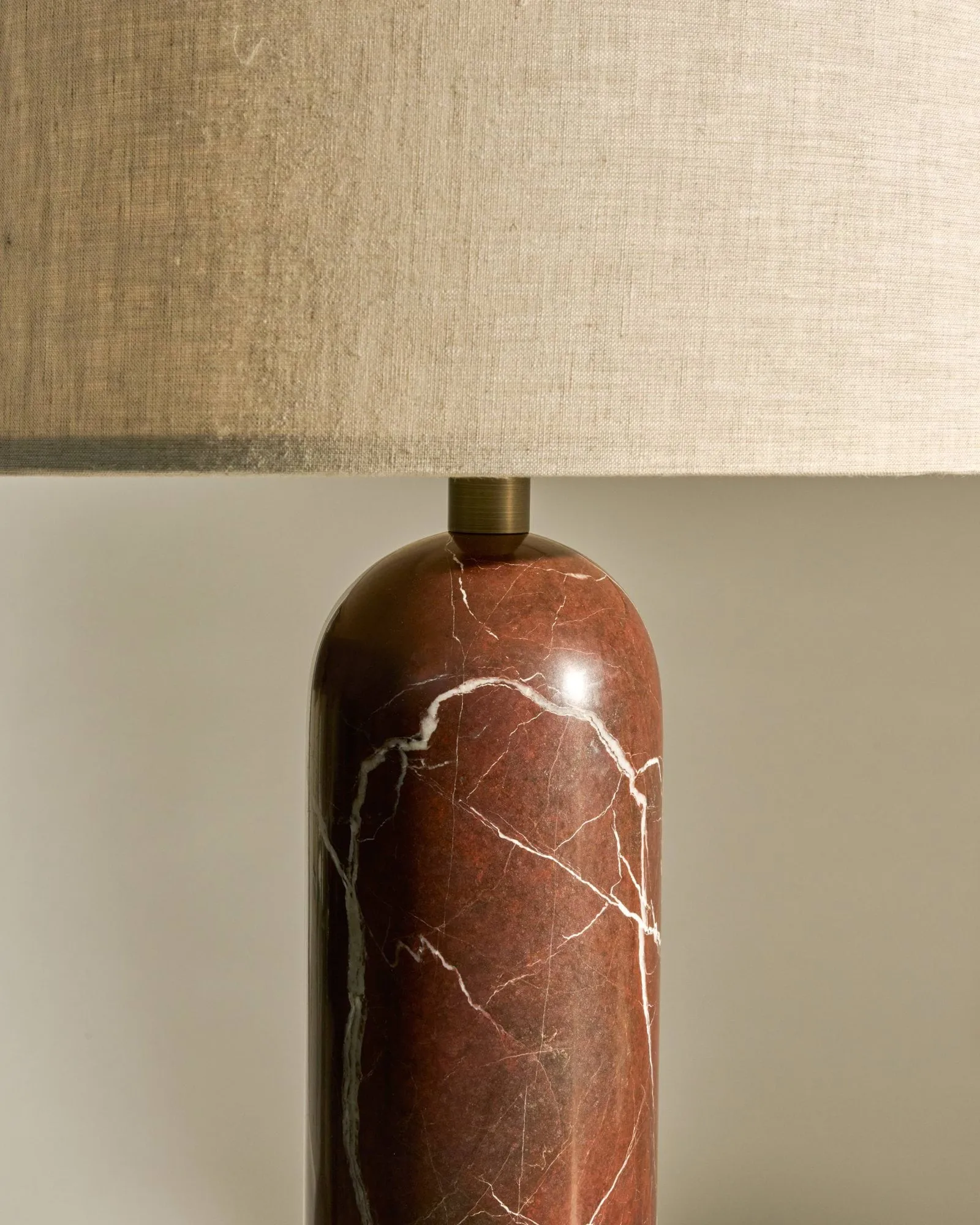 Lampada da tavolo Gravity L, Maroon marble-canvas GUBI