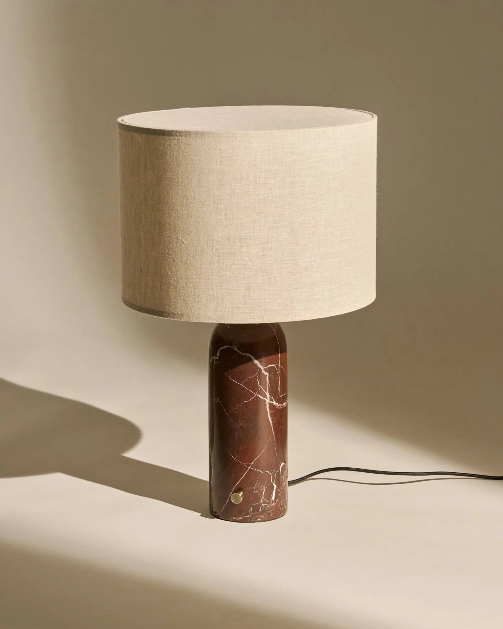 Lampada da tavolo Gravity L, Maroon marble-canvas GUBI