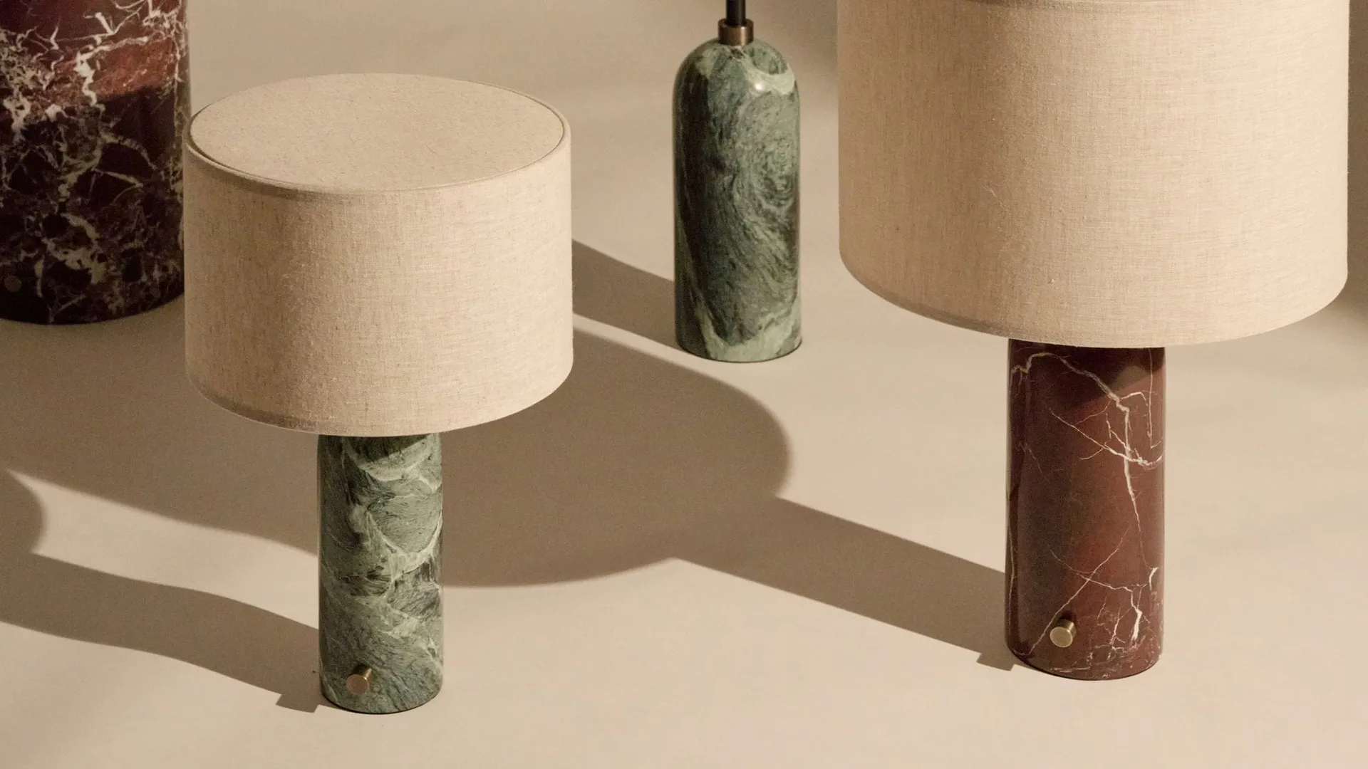 Lampada da tavolo Gravity L, Maroon marble-canvas GUBI