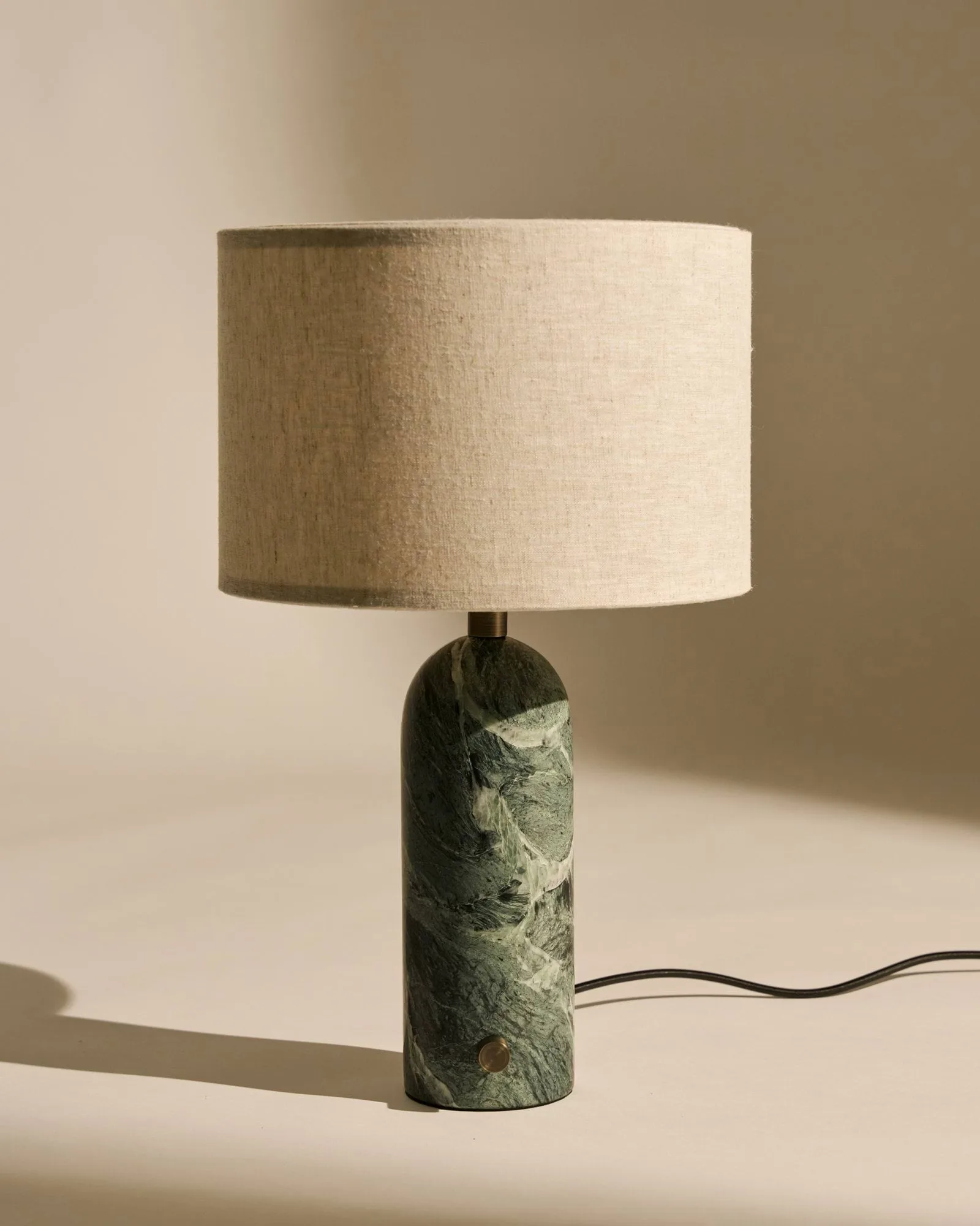 Lampada da tavolo Gravity S, Emerald marble-canvas GUBI
