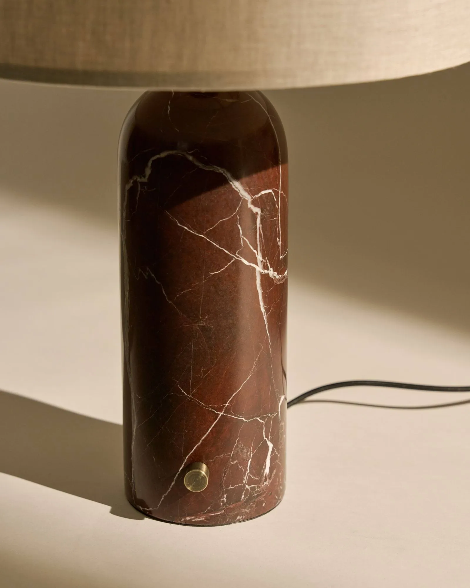 Lampada da tavolo Gravity S, Maroon marble-canvas GUBI