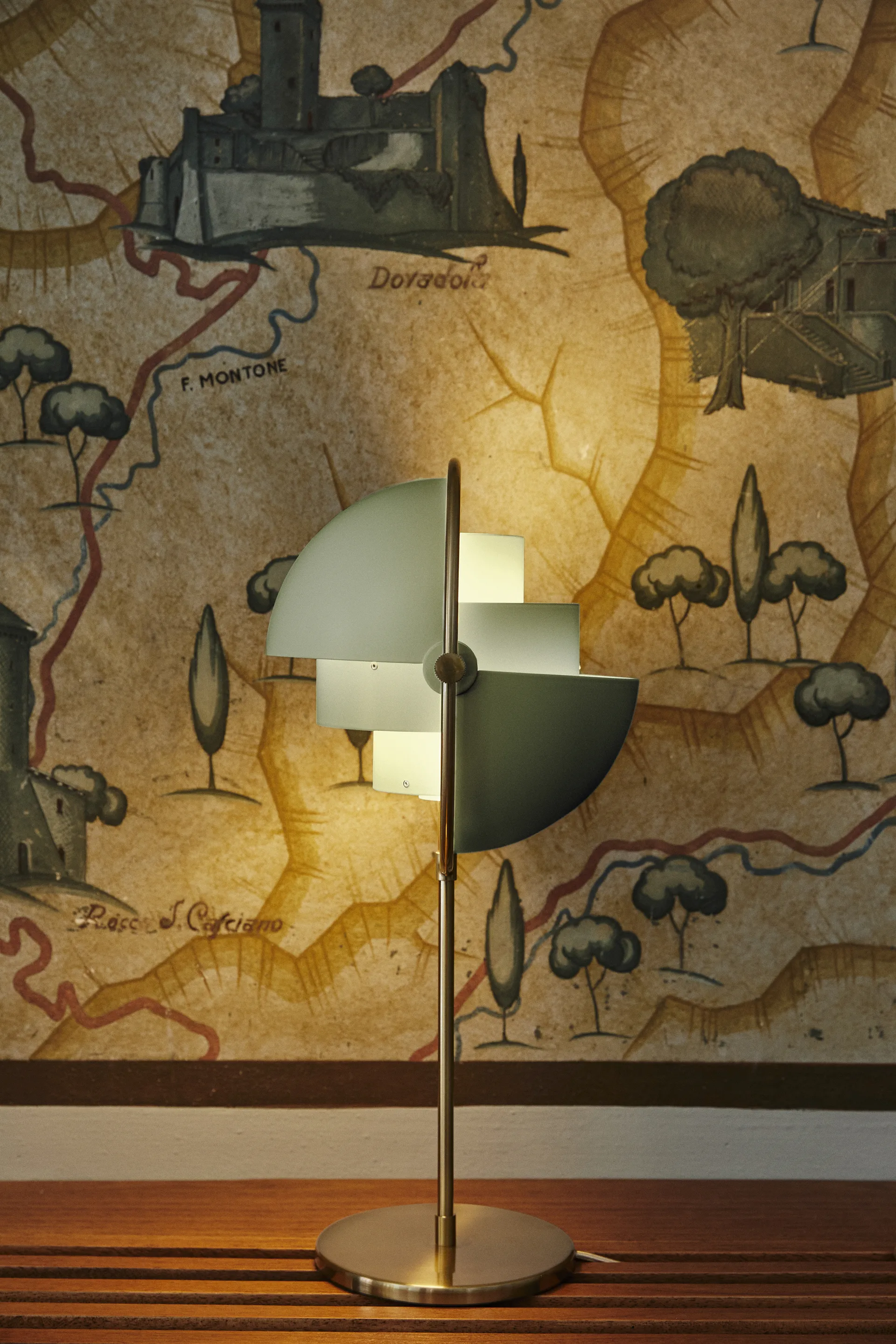 Lampada da tavolo Multi-Lite, Brass-desert sage GUBI