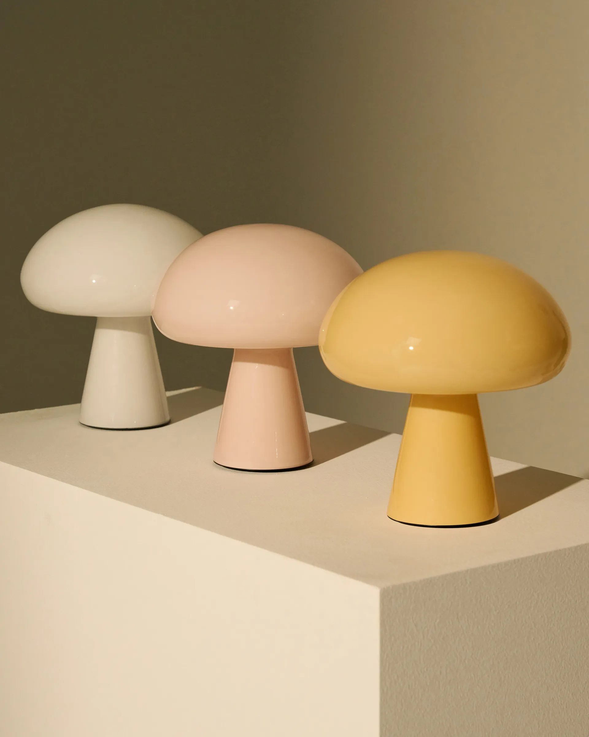 Lampada da tavolo Obello, Pearl white GUBI