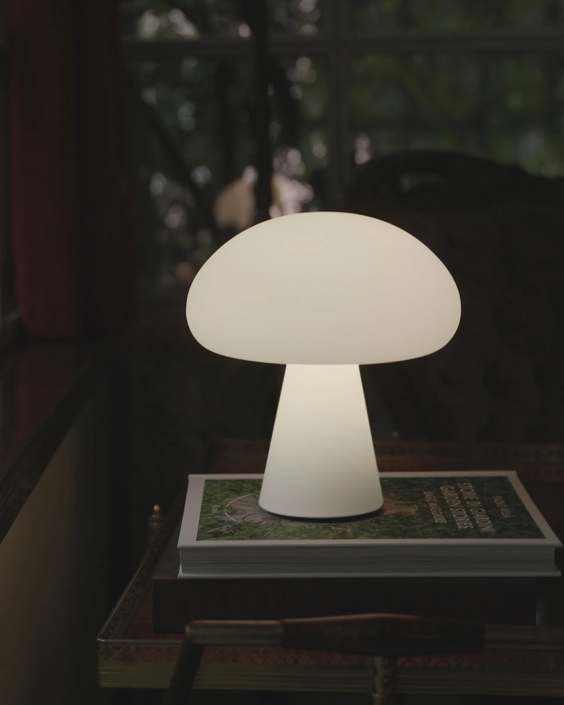 Lampada da tavolo Obello, Vetro satinato GUBI
