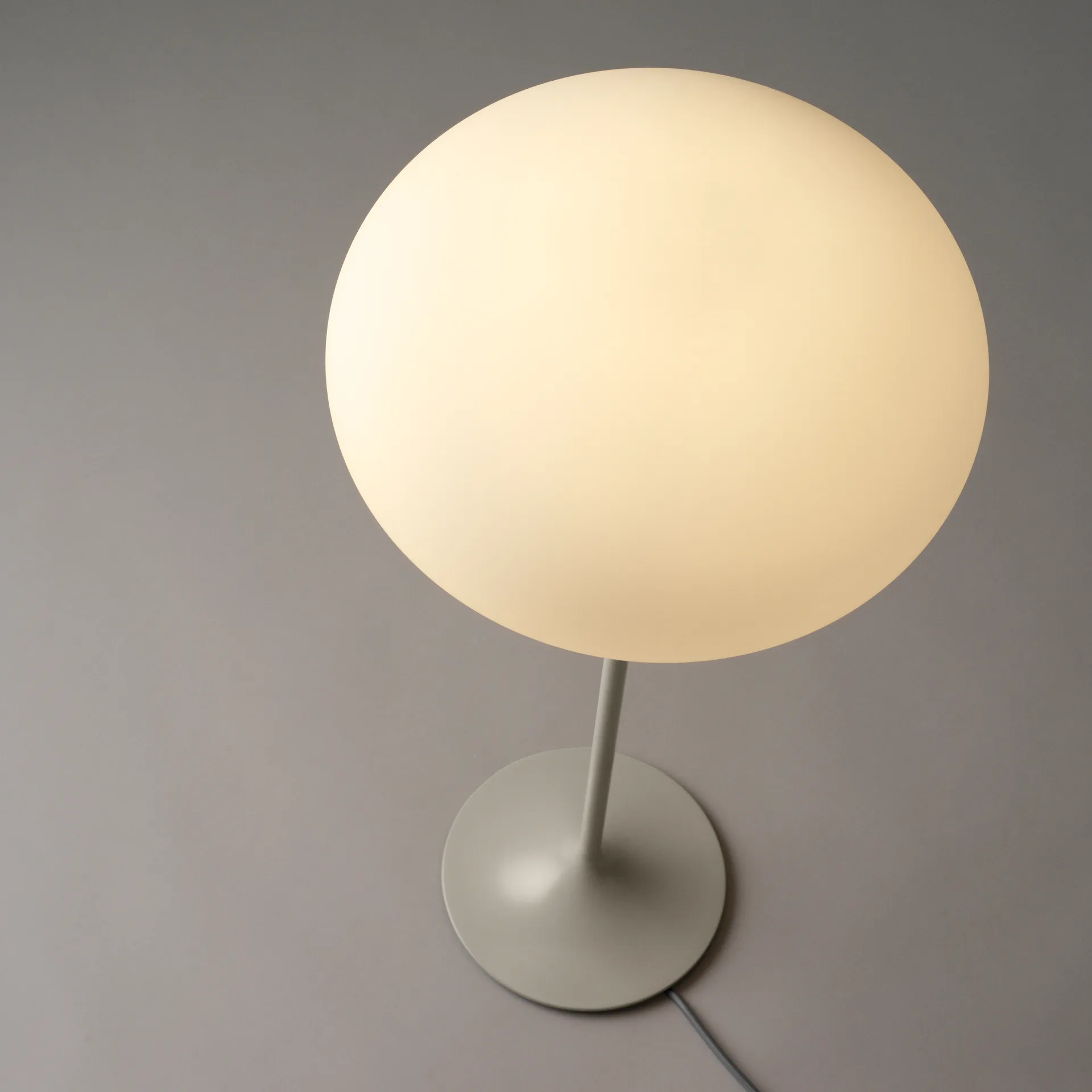 Lampada da tavolo Stemlite 70 cm, pebble grey GUBI