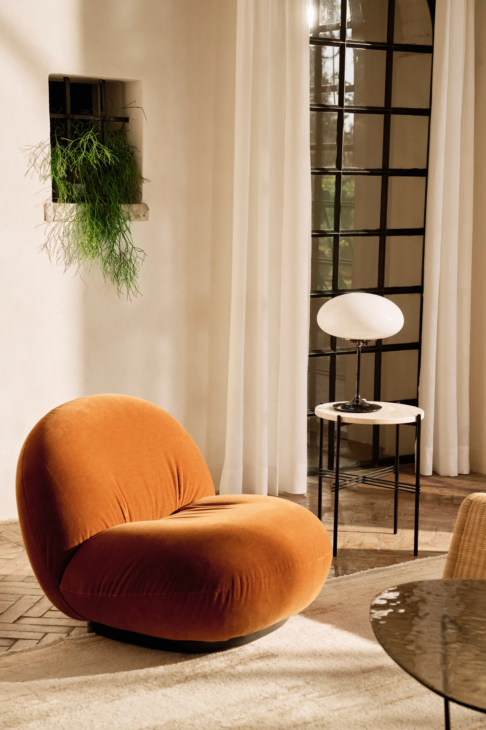 Lampada da tavolo Stemlite, Black chrome-opalglass, 42 cm GUBI