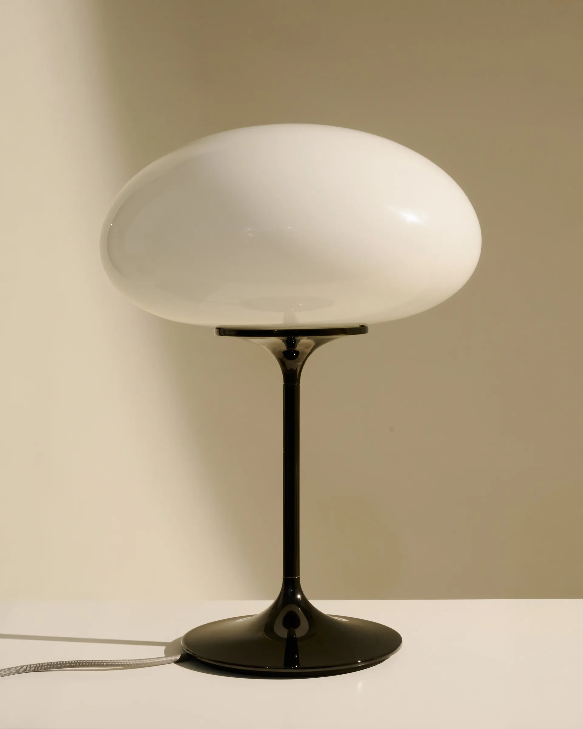 Lampada da tavolo Stemlite, Black chrome-opalglass, 42 cm GUBI