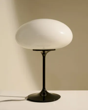 Lampada da tavolo Stemlite - Black chrome-opalglass, 42 cm - GUBI