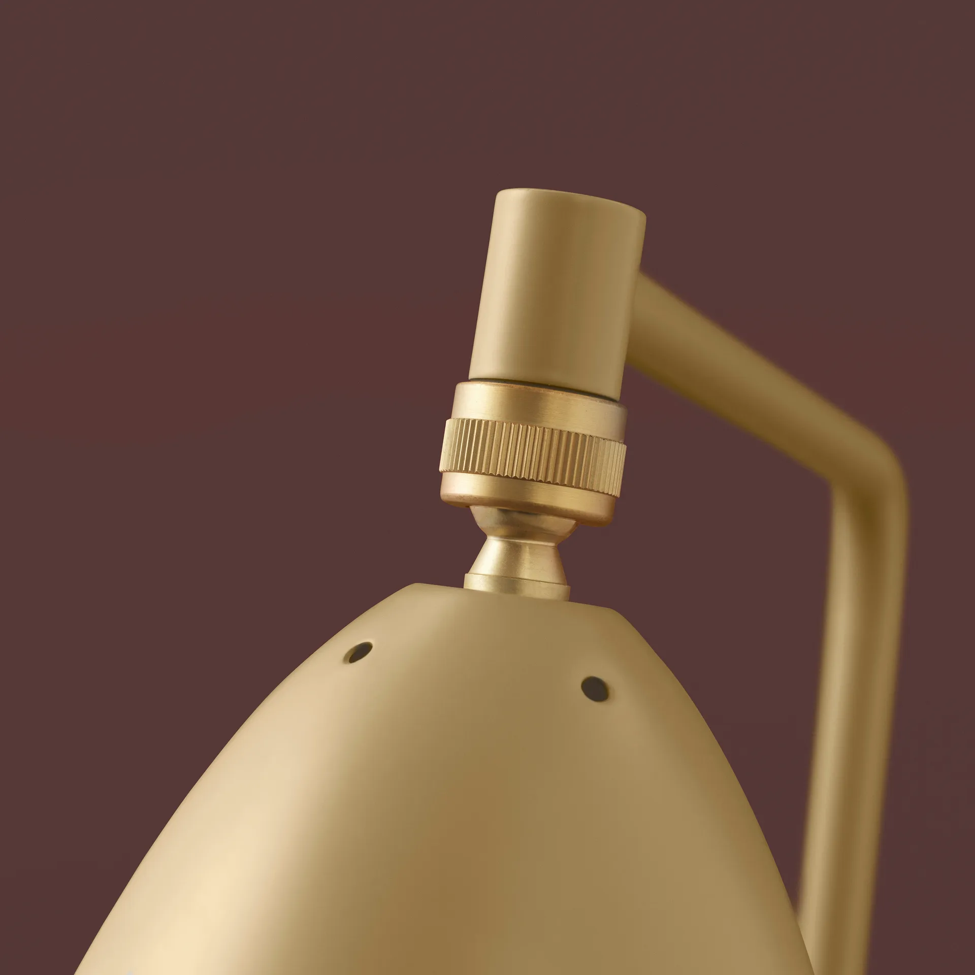 Lampada da terra Gräshoppa, Marrone oliva GUBI