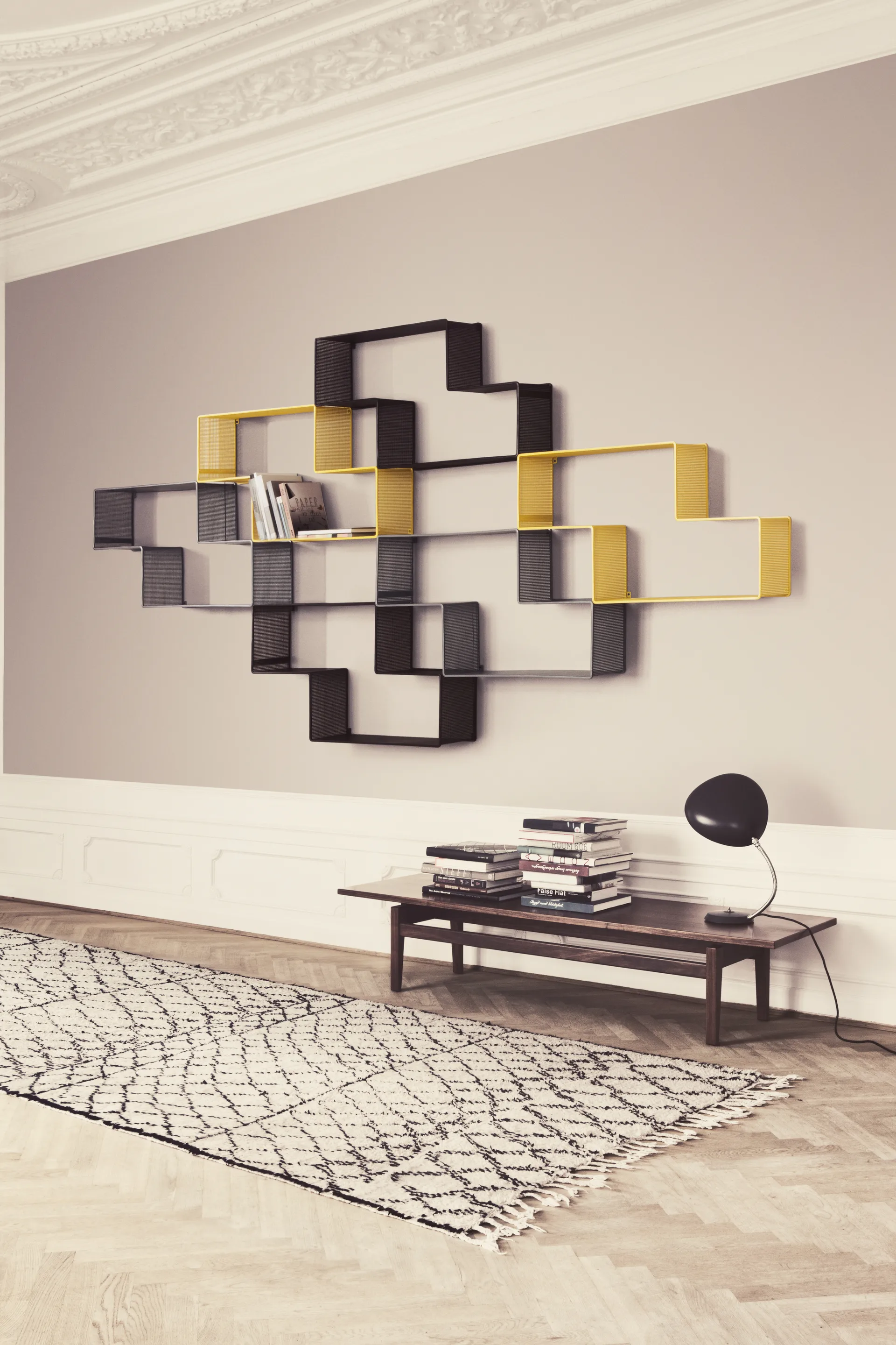 Libreria Matégot Dedal, Bianco crema-semi opaco GUBI