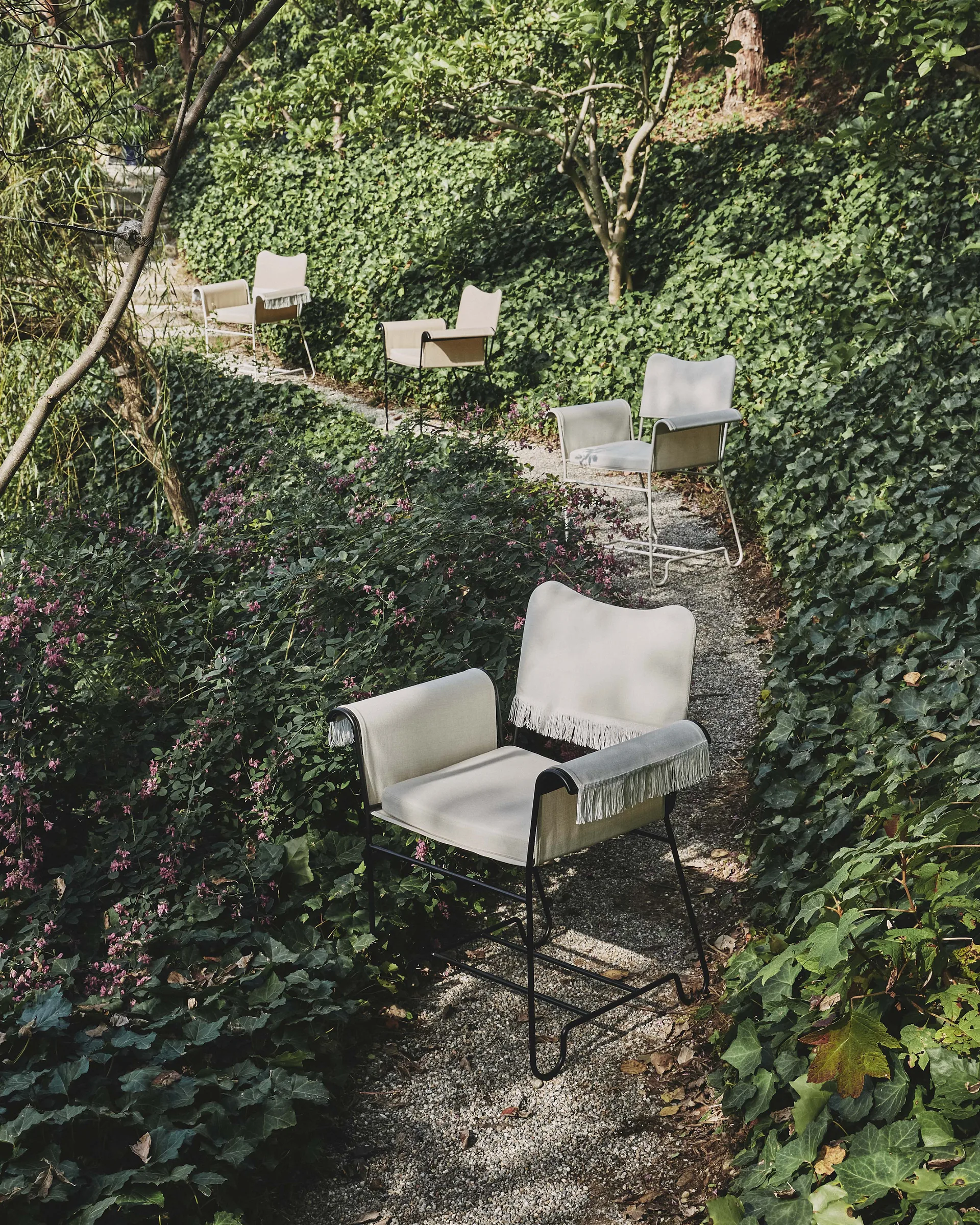 Poltroncina con braccioli Tropique con frangia, Black-Leslie 12 GUBI