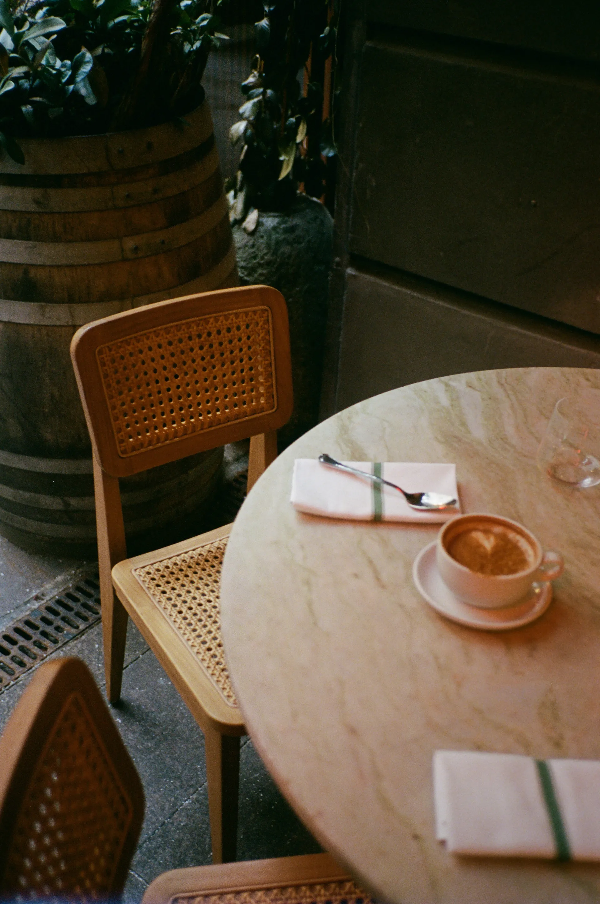 Sedia C-chair Outdoor, All french cane-natural teak GUBI