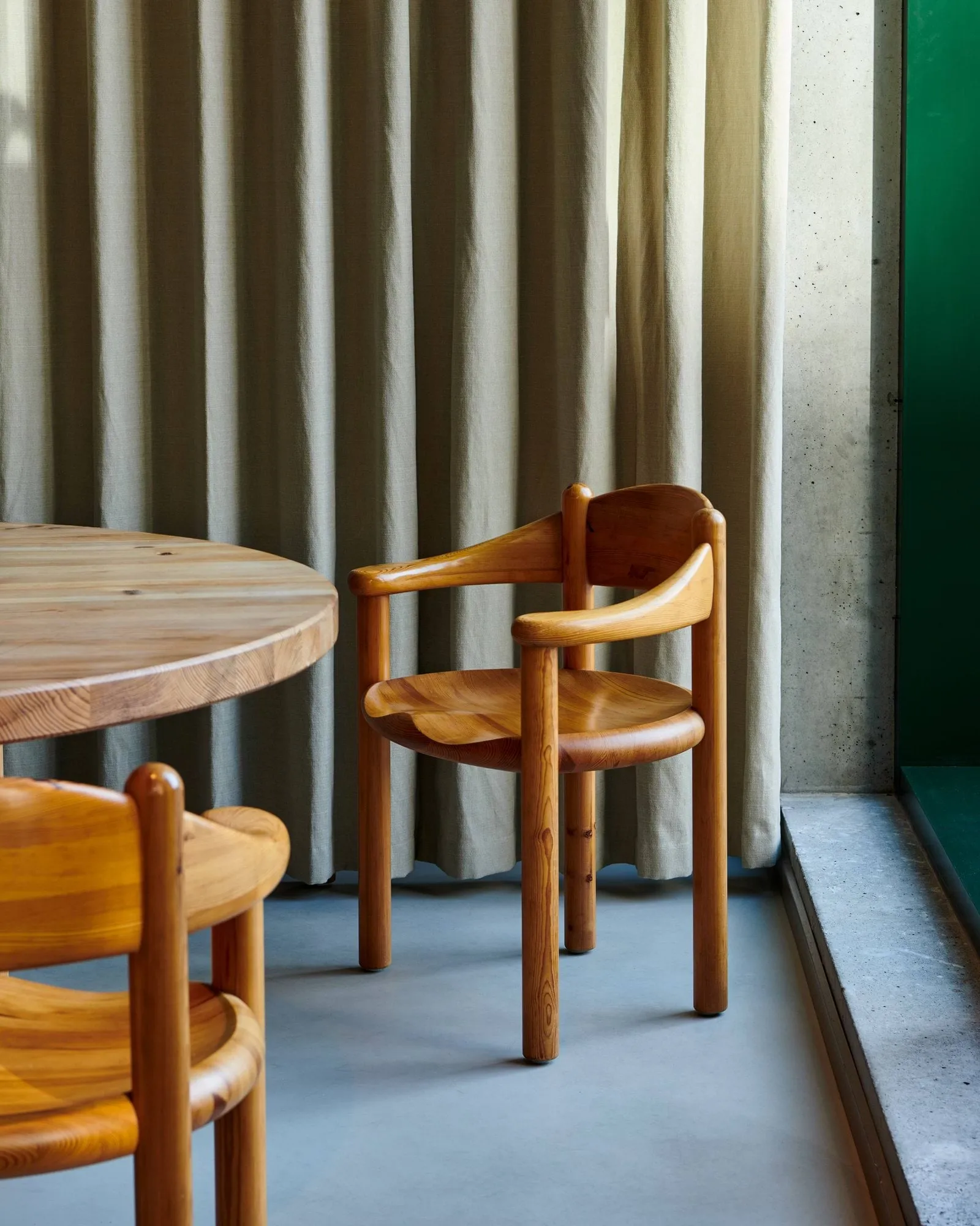 Sedia con braccioli Daumiller, Golden pine GUBI