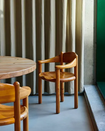 Sedia con braccioli Daumiller - Golden pine - GUBI