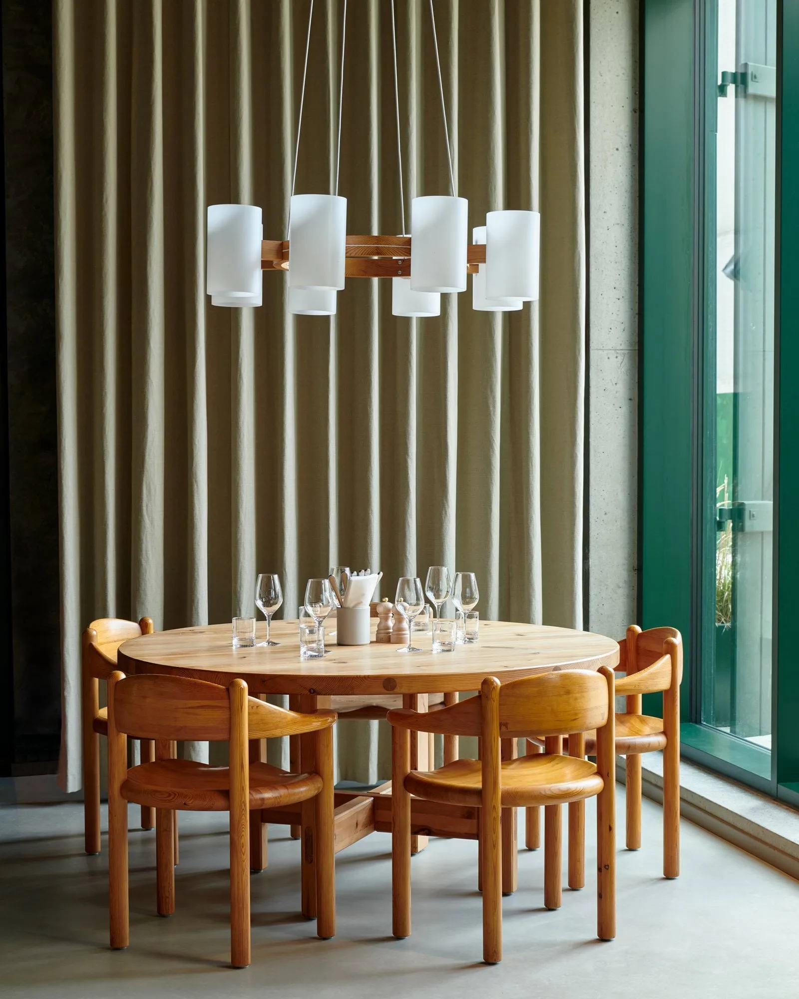 Sedia con braccioli Daumiller, Golden pine GUBI
