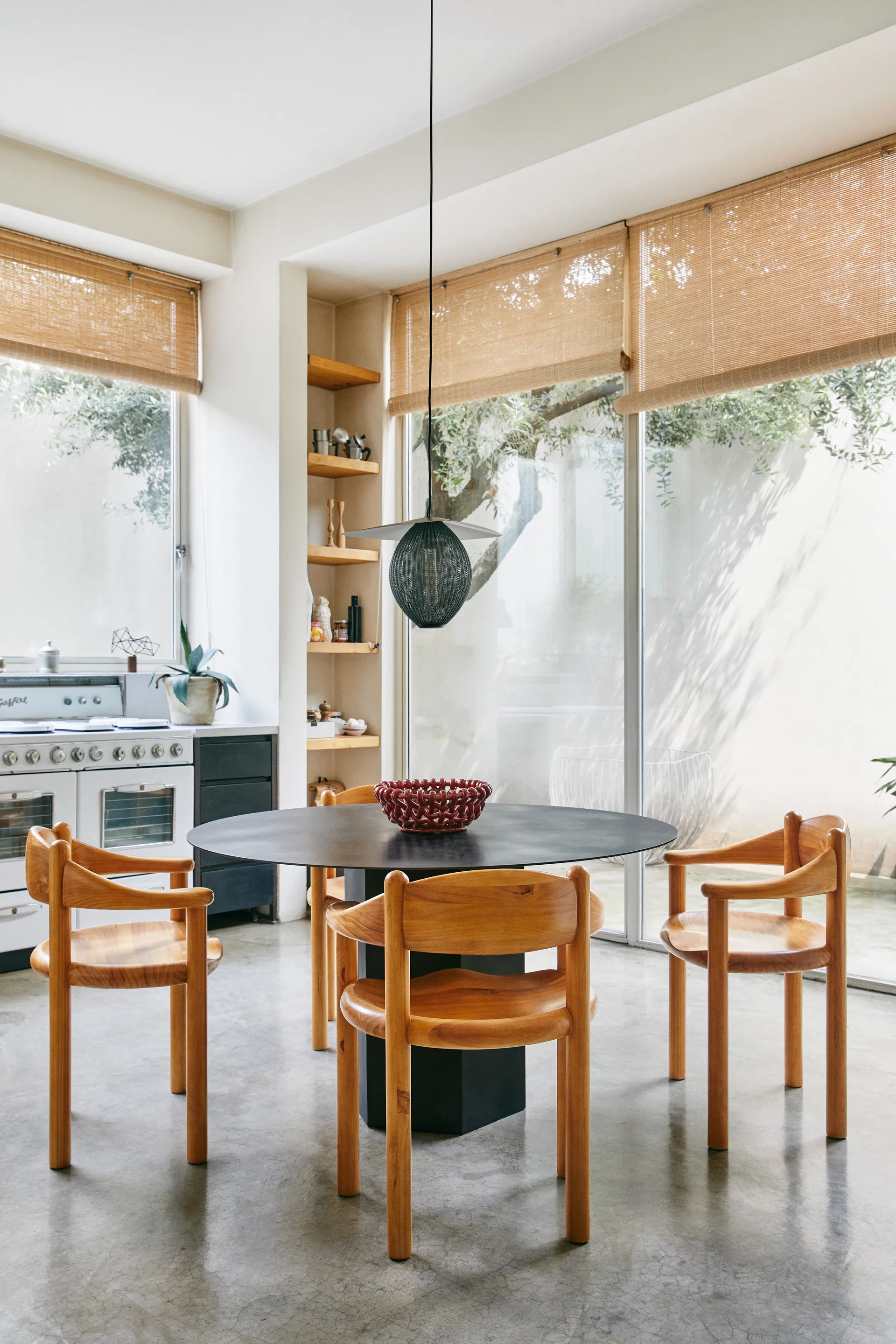 Sedia con braccioli Daumiller, Golden pine GUBI