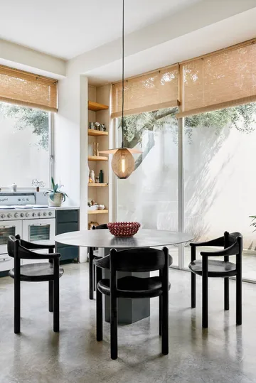 Sedia con braccioli Daumiller - Pino nero-marrone - GUBI