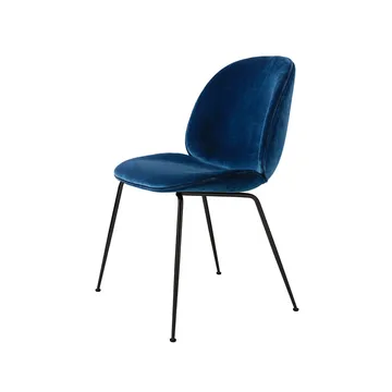 Sedia da pranzo Beetle, base conica, seduta completamente imbottita - tessuto velluto cotone 970 blu scuro, base in acciaio nera - GUBI