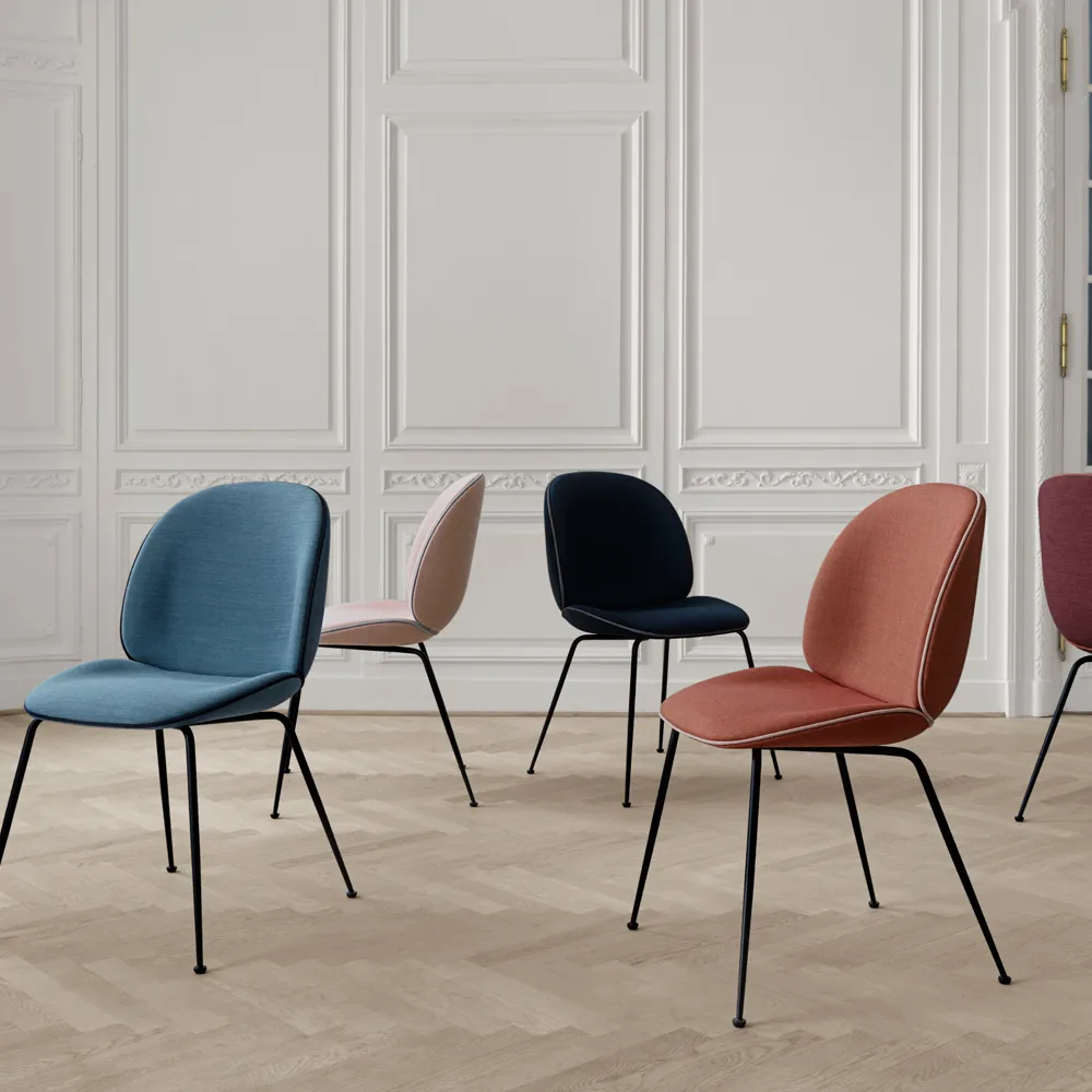 Sedia da pranzo Beetle, base conica, seduta completamente imbottita, tessuto velluto cotone 970 blu scuro, base in acciaio nera GUBI