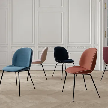 Sedia da pranzo Beetle, base conica, seduta completamente imbottita - tessuto velluto cotone 970 blu scuro, base in acciaio nera - GUBI