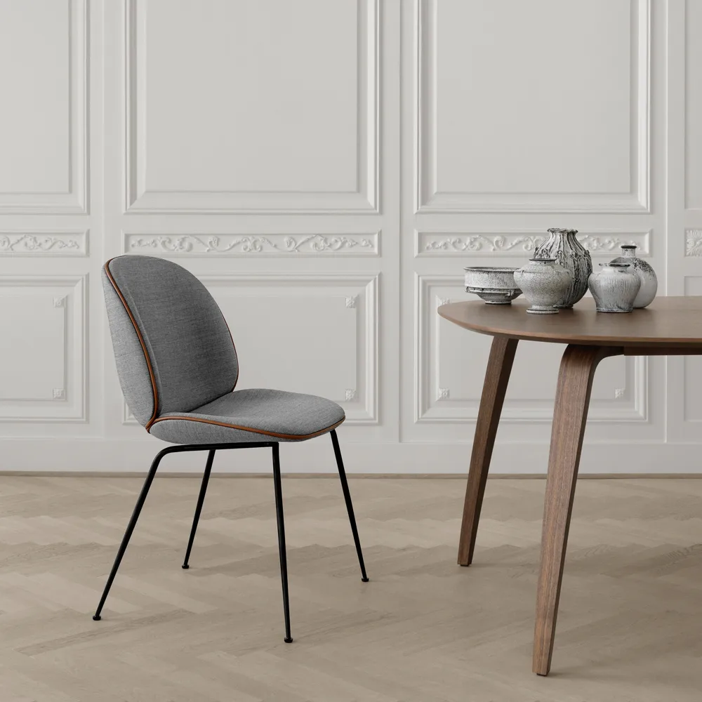Sedia da pranzo Beetle, base conica, seduta completamente imbottita, tessuto velluto cotone 970 blu scuro, base in acciaio nera GUBI