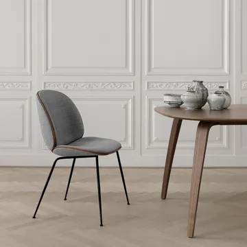 Sedia da pranzo Beetle, base conica, seduta completamente imbottita - tessuto velluto cotone 970 blu scuro, base in acciaio nera - GUBI