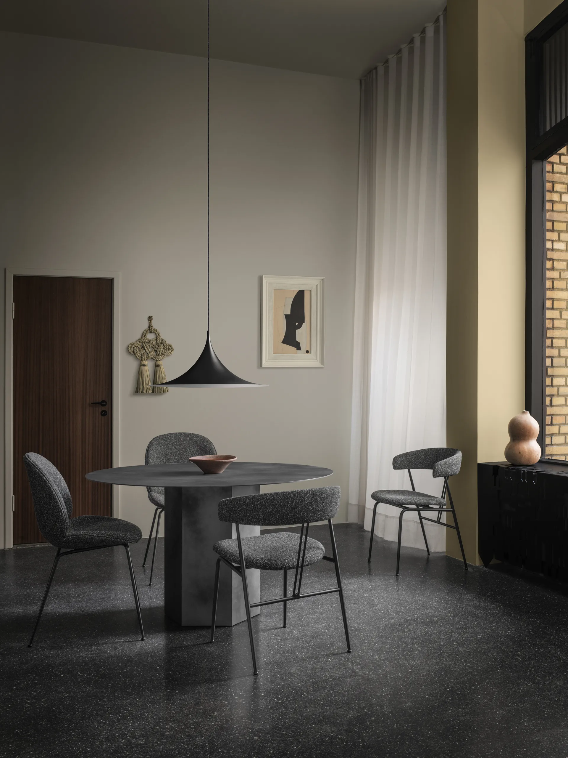 Sedia da pranzo Violin, Around Bouclé 023, nero GUBI