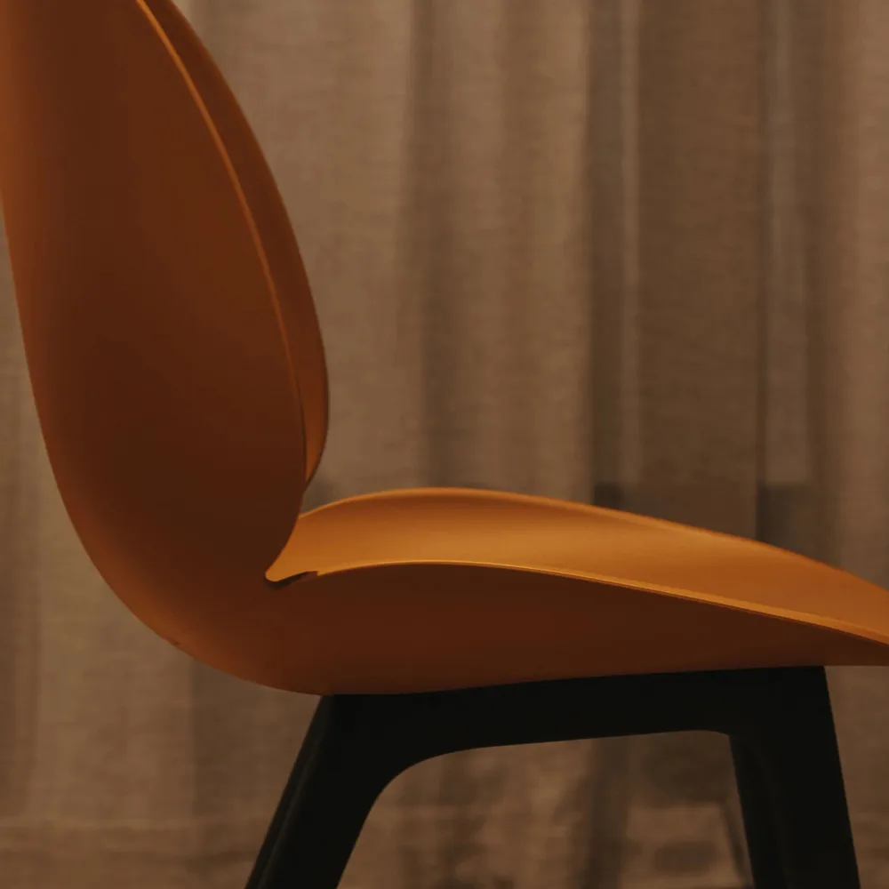 Sedia in plastica Beetle, nero GUBI