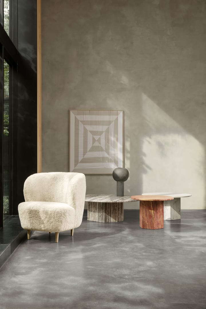 Sedia lounge, piccola poltrona lounge Stay, Pelle di pecora moonlight, rovere laccato GUBI
