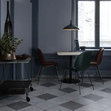 Sedie Beetle - bianco alabastro, base in ottone - GUBI