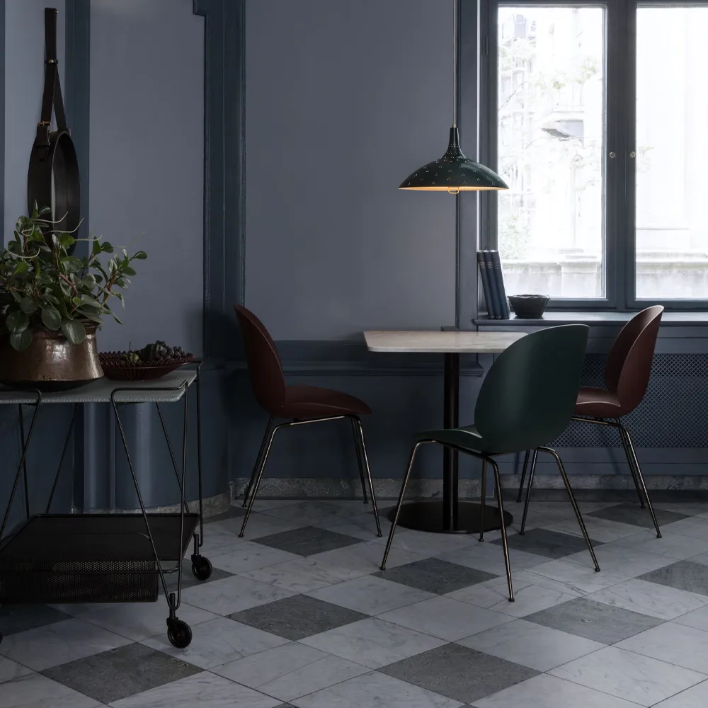 Sedie Beetle, nero, base in ottone GUBI