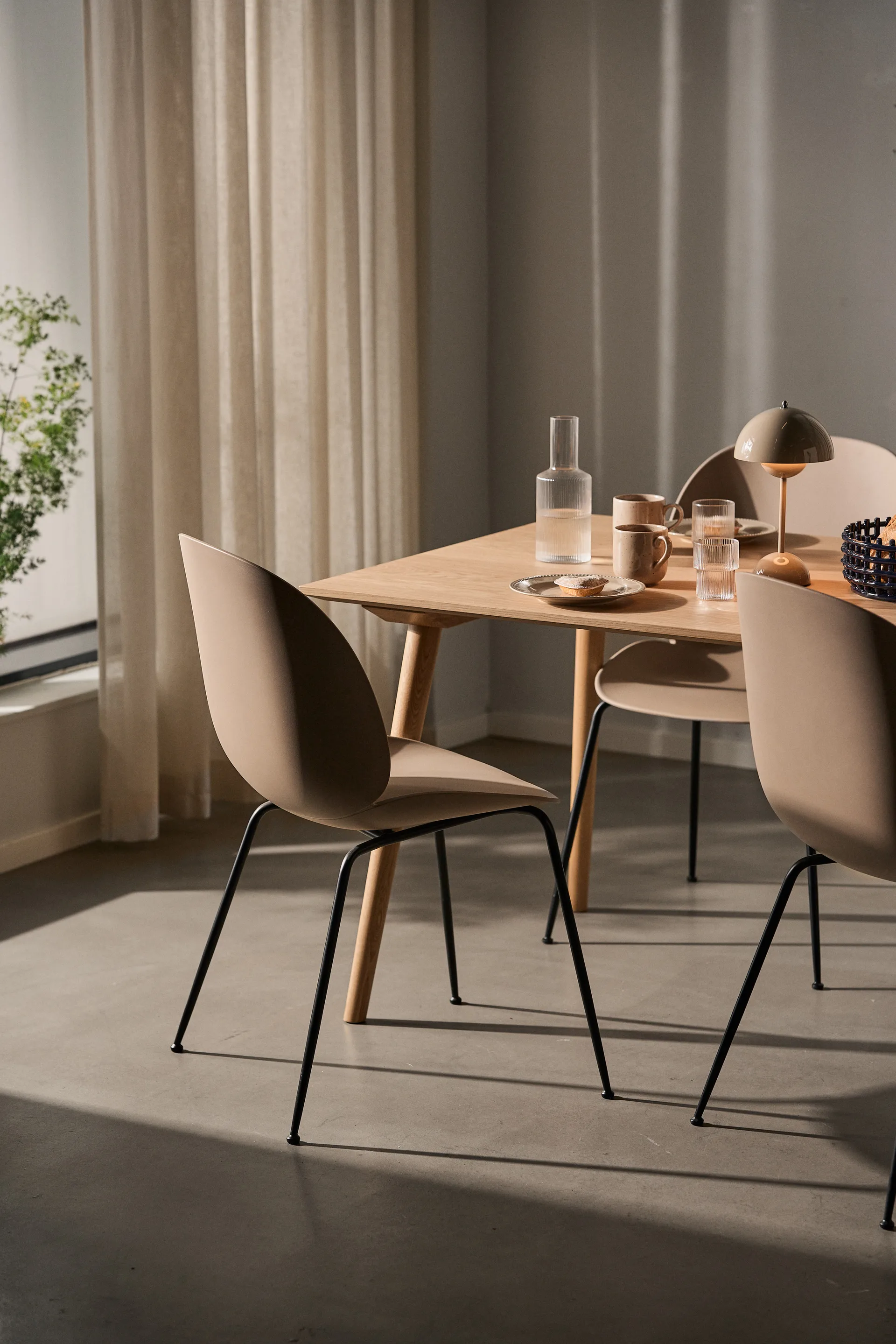 Sedie Beetle, new beige, base in acciaio cromato nero GUBI