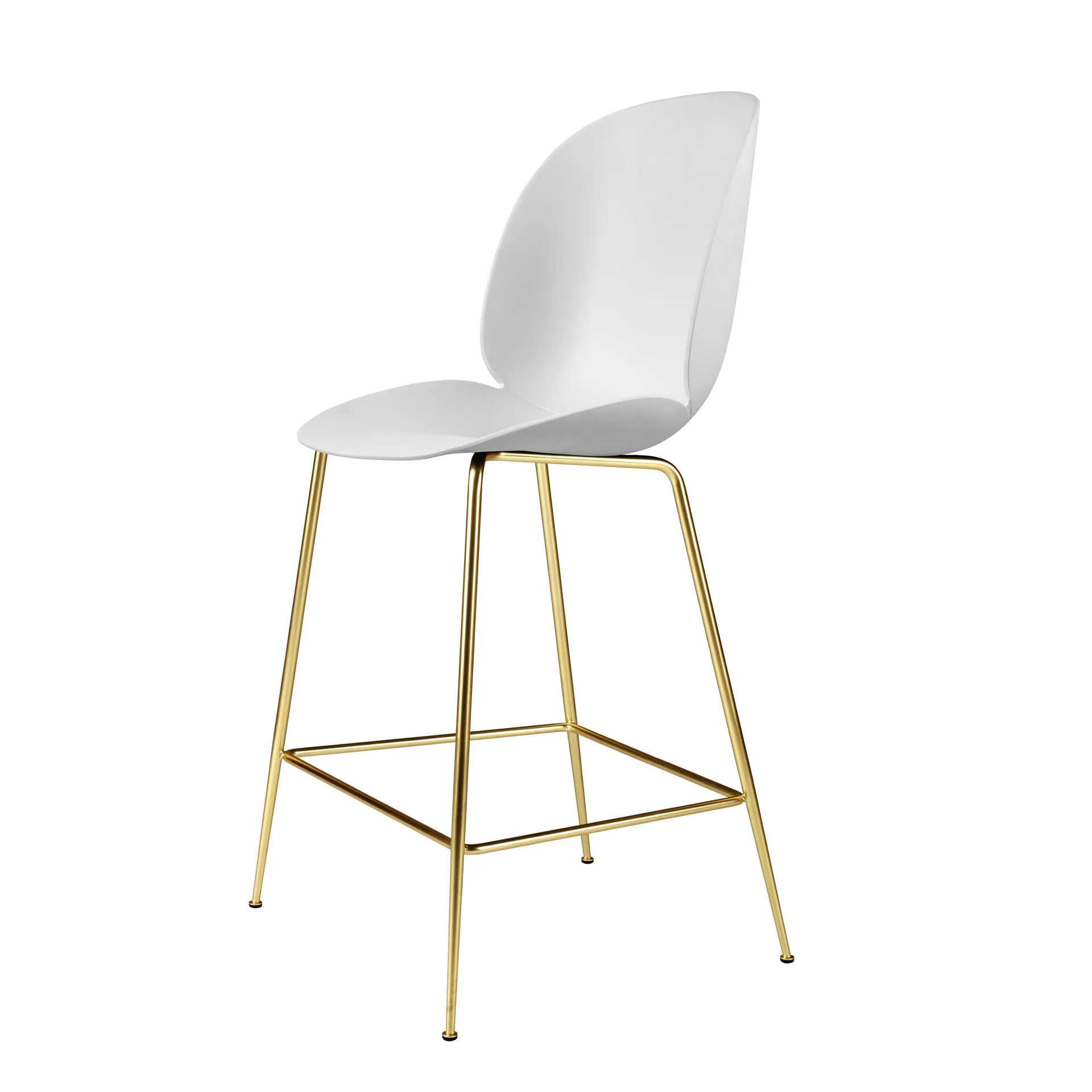 Sgabello da bar Beetle in plastica con gambe in ottone, bianco GUBI