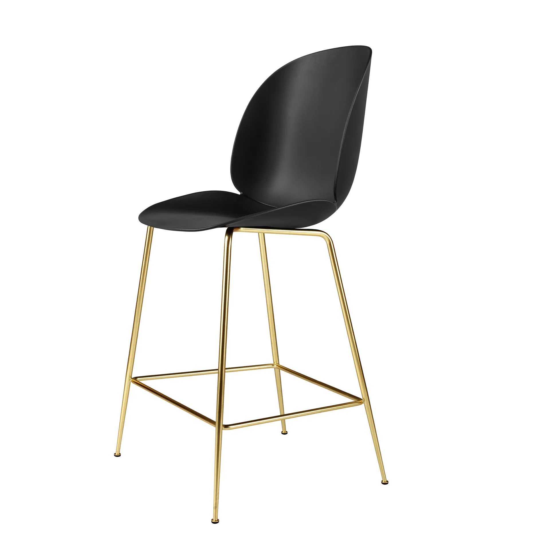 Sgabello da bar Beetle in plastica con gambe in ottone, nero GUBI