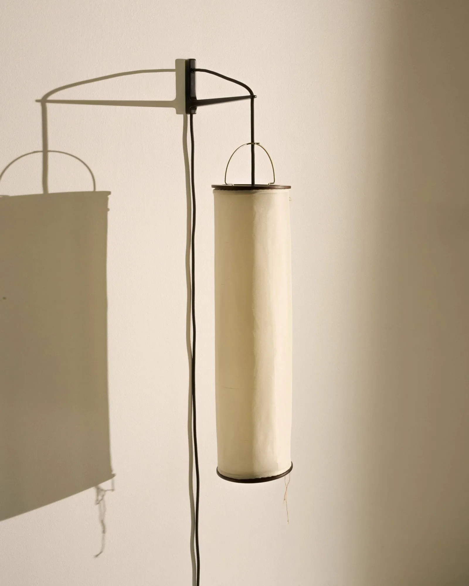 Silk Lantern applique, Bianco naturale seta-semi matt nero GUBI