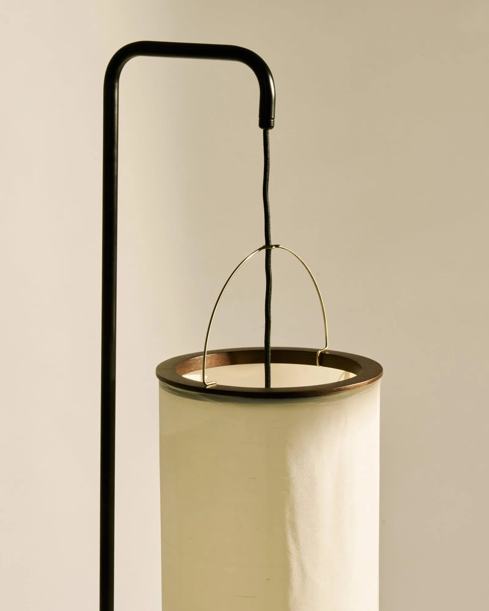 Silk Lantern lampada da terra, Natural white silk-semi matt nero, 163 cm GUBI