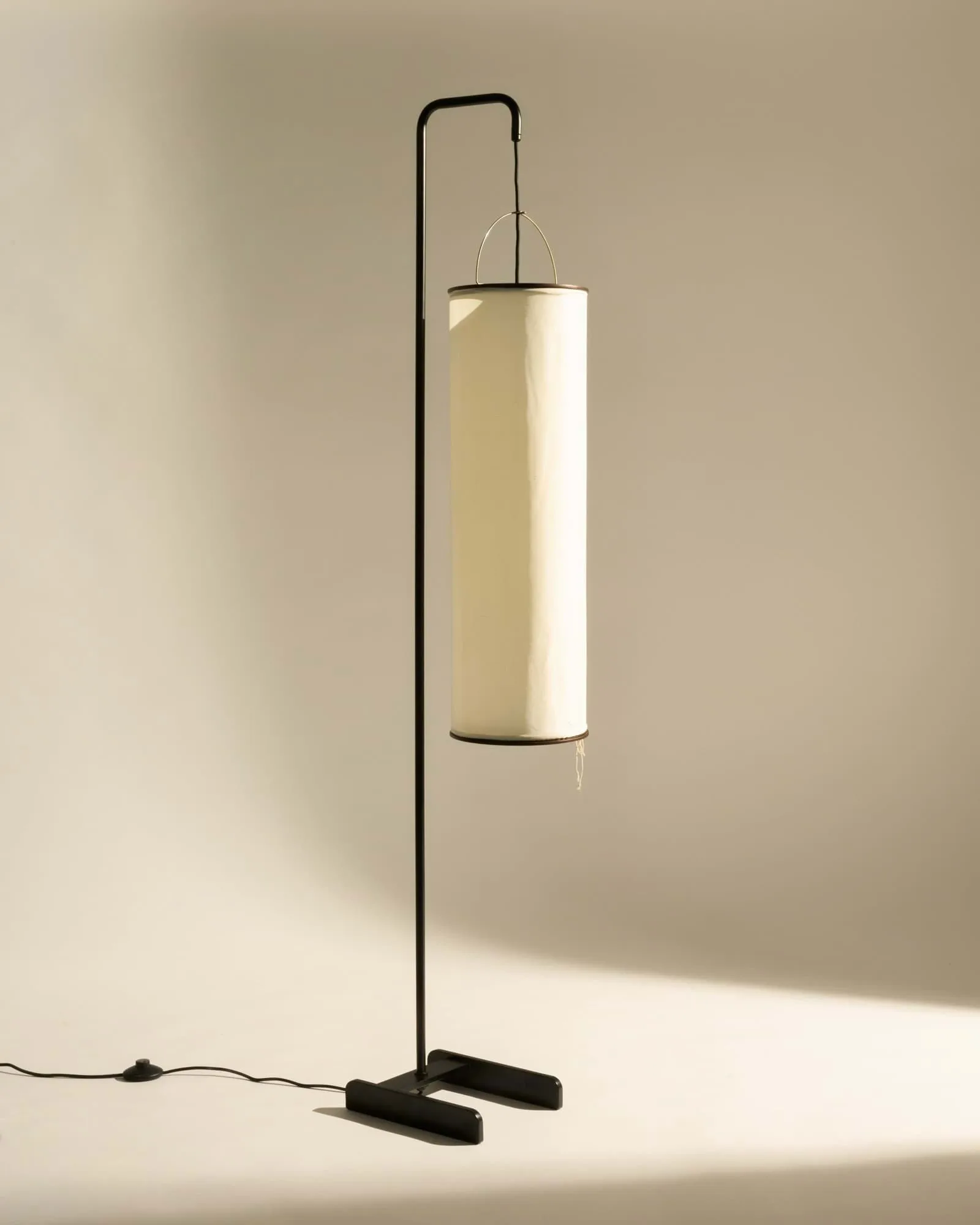 Silk Lantern lampada da terra, Natural white silk-semi matt nero, 163 cm GUBI