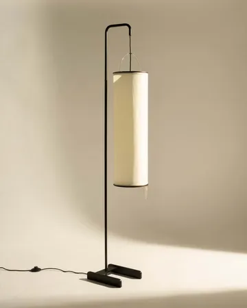 Silk Lantern lampada da terra - Natural white silk-semi matt nero, 163 cm - GUBI