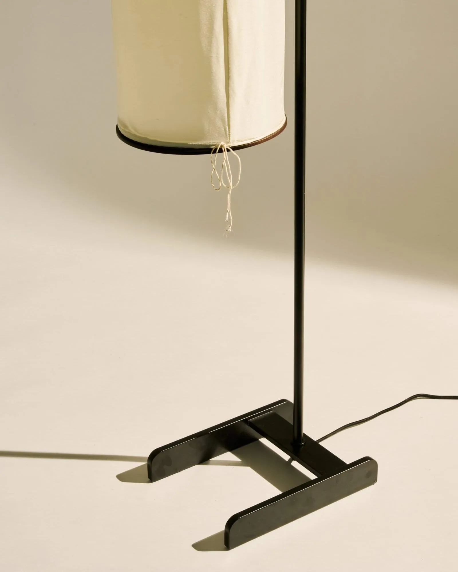 Silk Lantern lampada da terra, Natural white silk-semi matt nero, 163 cm GUBI