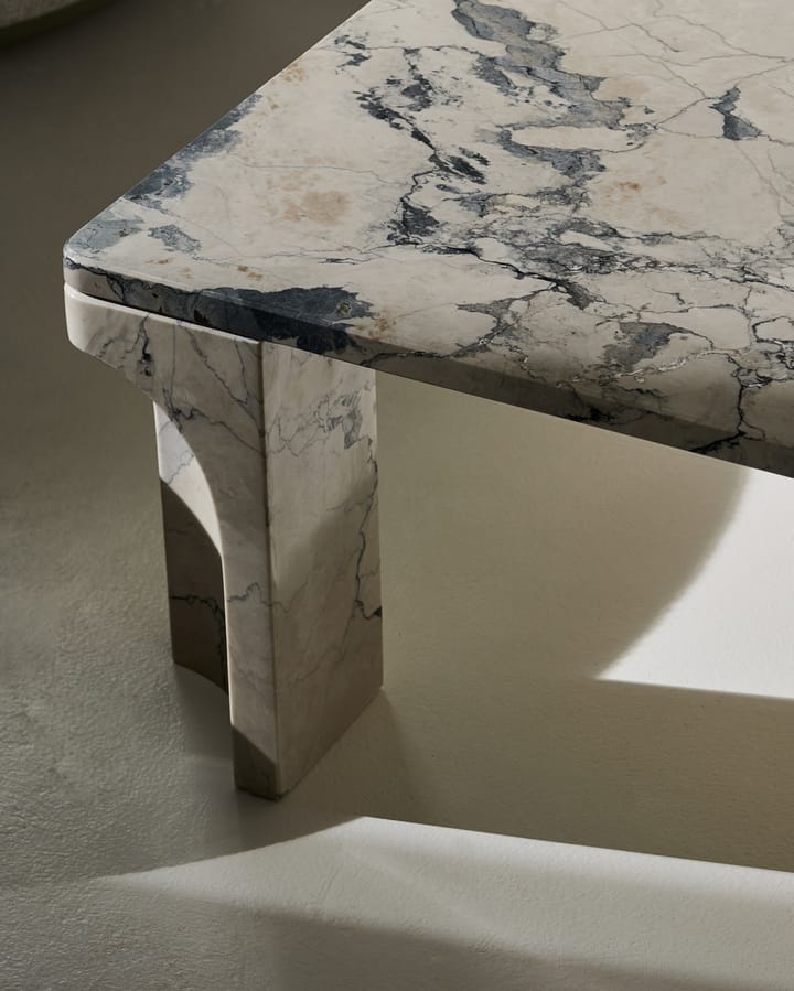 Tavolino Doric 80x80 cm, Grigio elettrico GUBI